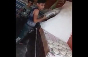 نانوایی که در آبادان توسط دو مرد کوچک اداره می شود
