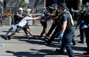 درگیری پلیس استرالیا با معترضان به قرنطینه کرونا