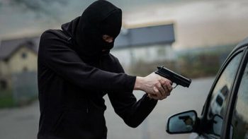 سرقت خودروی ۲۰۶ با اسلحه جنگی در اهواز