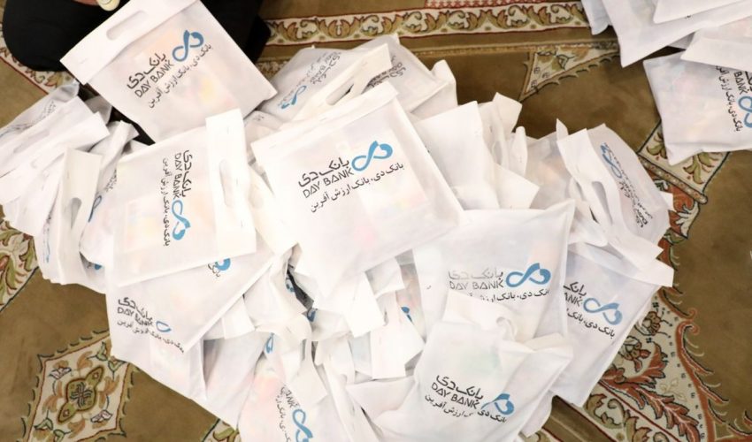 توزیع لوازم‌التحریر اهدایی کارکنان بانک دی در مناطق کم‌برخوردار کشور