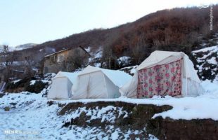 چادرنشینی زلزله زدگان«کوهرنگ» در هوای سرد
