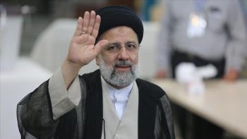 گفتگوی صمیمی رئیس جمهور با مردم در مسجد مقدس جمکران