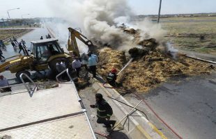 تلاش برای مهار آتش‌سوزی کامیون با لودر در شهرستان کلات