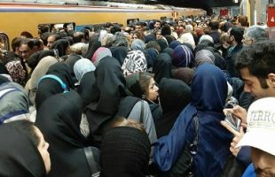 شکستن شیشه مترو تهران توسط مسافران برای رسیدن به اکسیژن