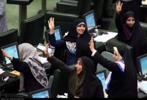 کسانی که از اجرای قانون طرح جوانی جمعیت و حمایت از خانواده استنکاف کنند به مجازات حبس یا جزای نقدی محکوم میشوند