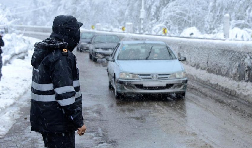 برف و کولاک، باران و باد شدید در جاده‌های ۳۰ استان