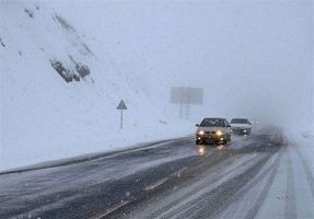 بارش سنگین برف و قطع راه ارتباطی ۲۳۰ روستای الیگودرز