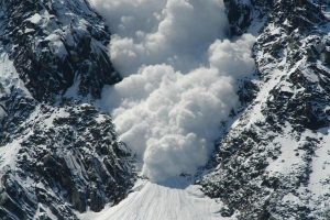 ریزش بهمن در گردنه چری استان چهارمحال و بختیاری