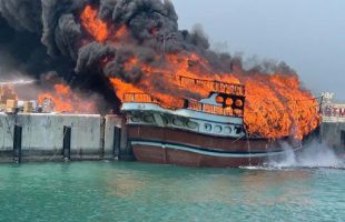 آتش سوزی ۵ کشتی چوبی (لنج) بندر نخل تقی (عسلویه)