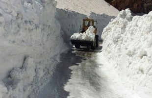 حجم بالای برف در جاده‌های شهرستان پاوه و عملیات برف‌روبی