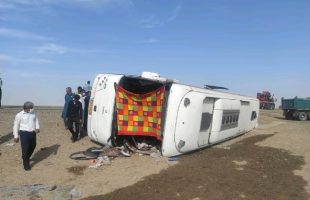 واژگونی اتوبوس در محور ایرانشهر به بزمان ۲۱ مصدوم بر جای گذاشت