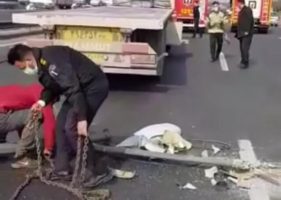 ۵ تیر چراغ برق در بزرگراه‌آزادگان سقوط کرده