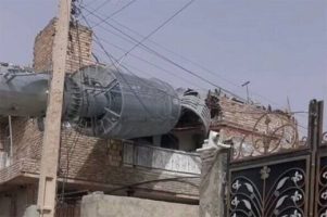 سقوط دکل شرکت مخابراتی  بر روی یک منزل مسکونی در زاهدان