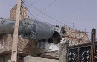 سقوط دکل شرکت مخابراتی  بر روی یک منزل مسکونی در زاهدان