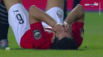 اسکورت محمد صلاح از ورزشگاه به رختکن از خشم هواداران مصری