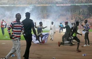 هجوم هواداران نیجریه به زمین بعد از حذف شدن از جام جهانی