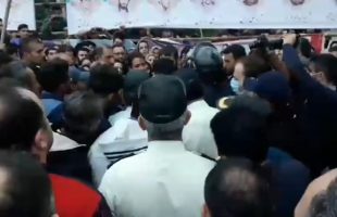 تجمع مردم سراوان در اعتراض به دپوی زباله و درگیری با ماموران انتظامی