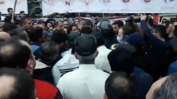 تجمع مردم سراوان در اعتراض به دپوی زباله و درگیری با ماموران انتظامی