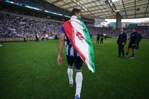 مهدی طارمی در جشن قهرمانی پورتو با پرچم ایران