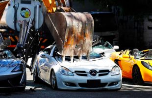 خودروهای لوکسِ قاچاق در انبار سازمان تملیکی خرد شدند