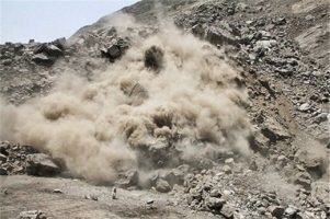 ویدیویی هولناک از ریزش کوه در جاده منتهی به بندرخمیر پس از زلزله های بالای ۶ ریشتر
