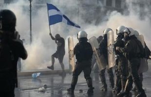 تجاوز دو پلیس یونانی به دختر ۱۹ ساله