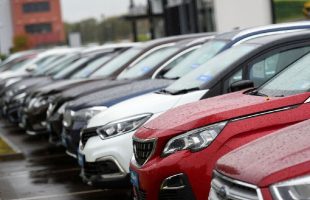کنایه به تصویب آیین‌نامه واردات خودرو