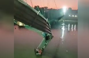 سقوط پل معلق در غرب هند با صدها عابر