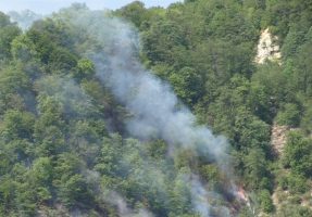 آتش سوزی جنگل های رستم آباد از نمای کابین بالگرد اطفای حریق