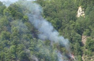 آتش سوزی جنگل های رستم آباد از نمای کابین بالگرد اطفای حریق