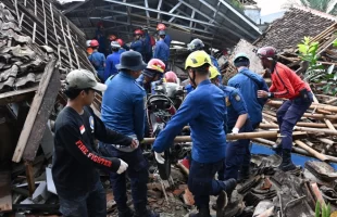 نجات یک کودک پنج ساله سه روز پس از زلزله از زیر آوار در اندونزی