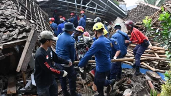 نجات یک کودک پنج ساله سه روز پس از زلزله از زیر آوار در اندونزی