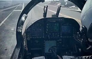 نمایی از درون کاکپیت جنگنده اف۱۸ در زمان برخاستن از روی ناو هواپیمابر
