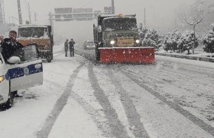 بارش سنگین برف و ایجاد ترافیک سنگین در معابر پایتخت‌