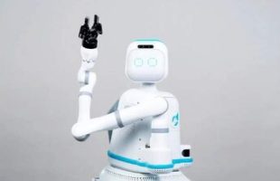 کتک‌کاری زن چینی با یک ربات پرستار!