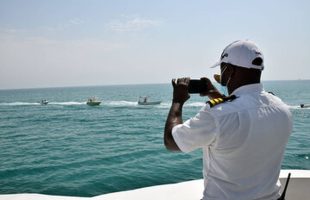 رژه شناور‌های دریایی به مناسبت روز ملی خلیج فارس در ساحل جزیره کیش
