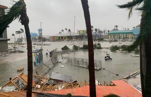 بلند کردن خودروها توسط طوفان سهمگین در فلوریدای آمریکا