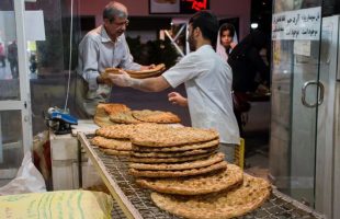 تداوم کم فروشی و عرضه فراتر از نرخ مصوب نان در برخی نانوایی‌ها