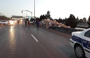 قیچی کامیون کشنده در بزرگراه شهید دستجردی اصفهان به علت لغزندگی‌