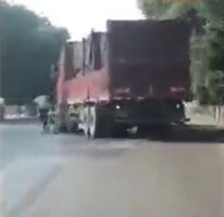 صحنه زیر گرفتن مامور پلیس راهور توسط راننده یک کامیون