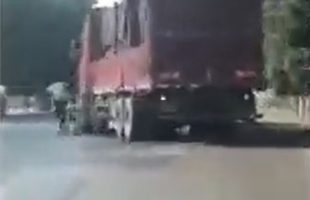 صحنه زیر گرفتن مامور پلیس راهور توسط راننده یک کامیون