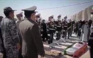 احترام نظامی فرزند ارتشی بر پیکر پدرش