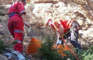 عملیات نفس گیر امدادگران هلال احمر برای نجات محیط بان آسیب دیده در ارتفاعات منطقه آب سیاه دنا