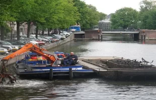 ویدیویی از جمع آوری دوچرخه های قدیمی از رودخانه آمستردام هلند