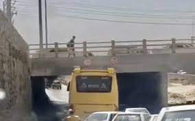 تکه‌پاره شدن سقف اتوبوس در اثر برخورد به پل کنار گذر پیرنیا در شیراز