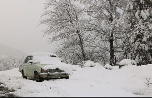بارش شدید برف در محور نورآباد به نهاوند