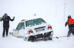 نجات خودروهای گرفتار در برف توسط آفرود سواران اردبیلی