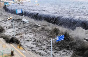 امواج سونامی با ارتفاع ۵ متر در سواحل غربی ژاپن