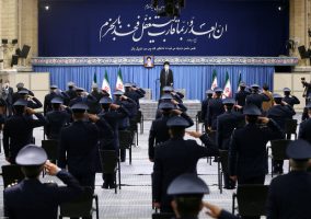 رهبر انقلاب هم‌اکنون در دیدار فرماندهان نیروی هوایی ارتش