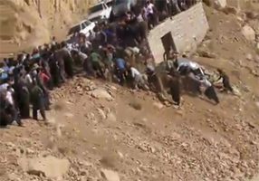 نجات اتومبیل از ته دره توسط مردم هورامان